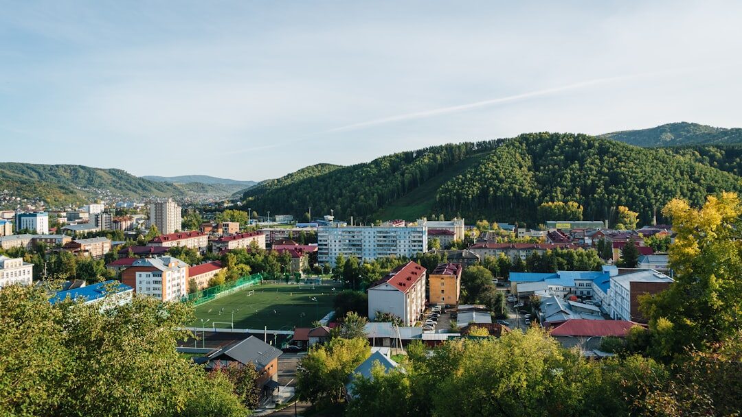 Skupina strokovnjakov v živahni diskusiji v sodobni sejni sobi